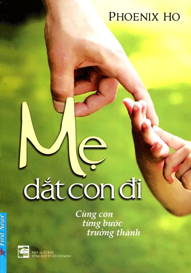 Mẹ dắt con đi cùng con từng bước trưởng thành